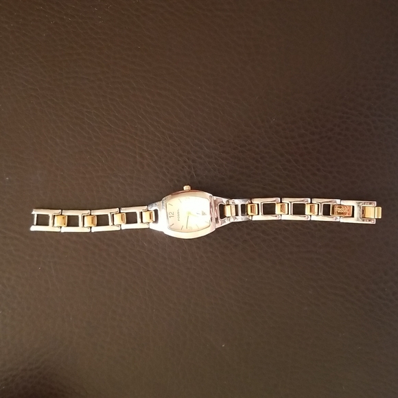 Women's Fossil two tone wrist watch - Picture 2 of 8